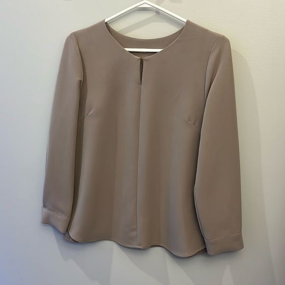 Nude blouse with unique gold clasp - Picture 1 of 4